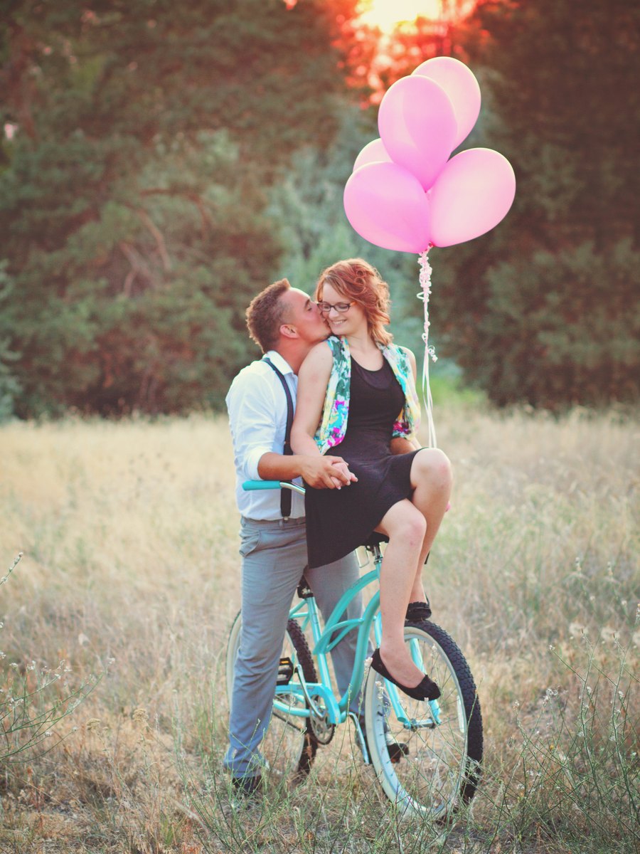 A couple smiling together during a relaxed outdoor portrait session near Richland